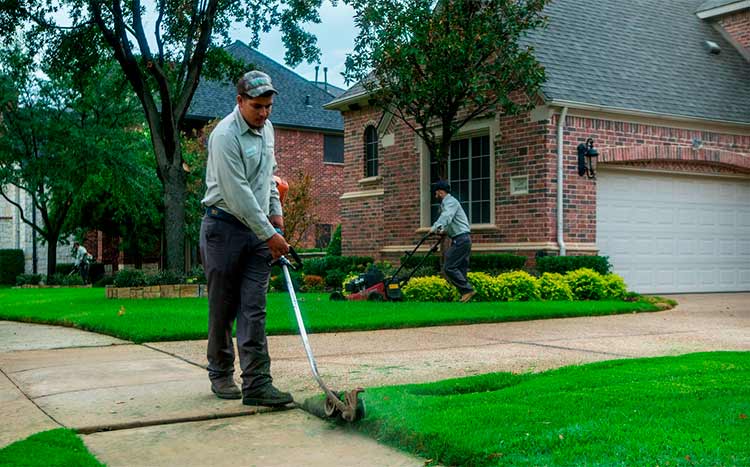 Choosing a good lawn mowing service near me crew work