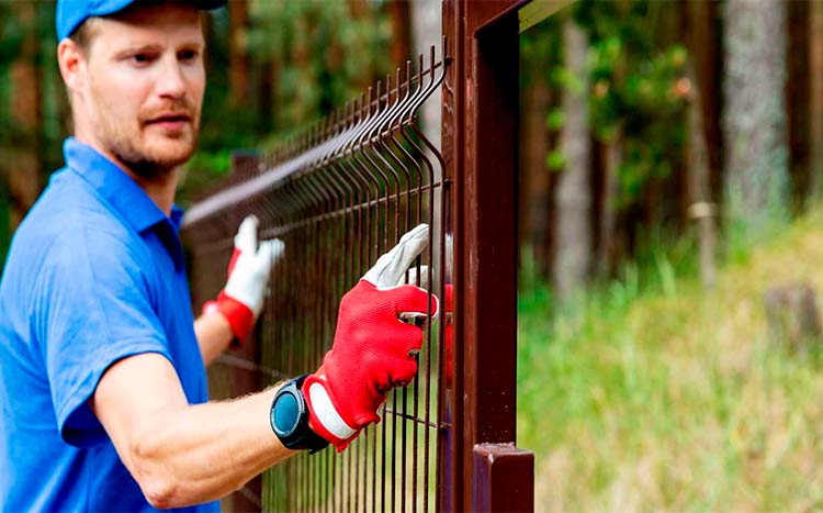 Tips on hiring a fencing contractor worker