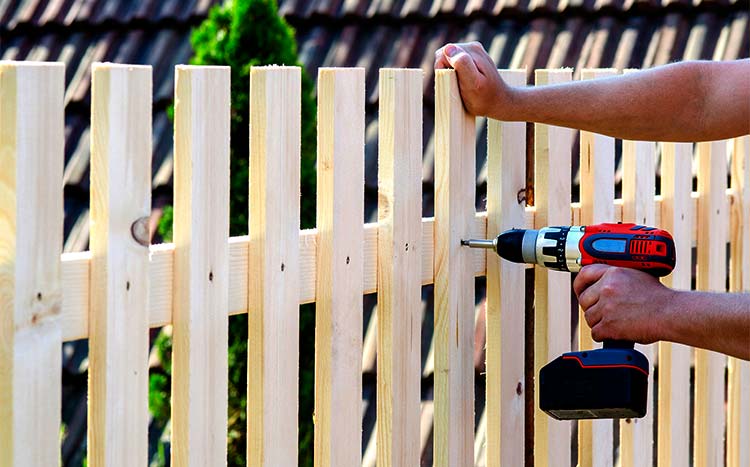 What is the best wood for fencing