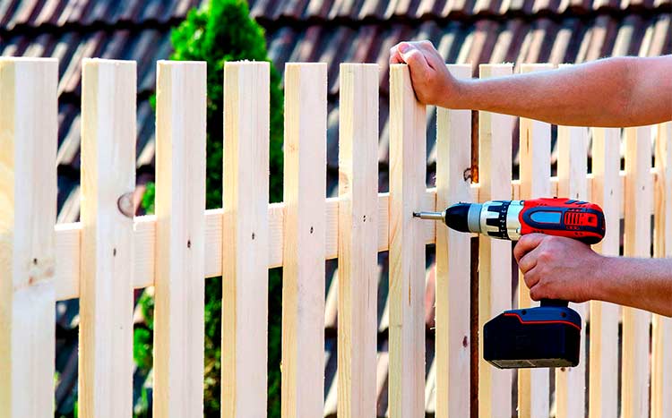 Labor cost to repair a fence wooden fence