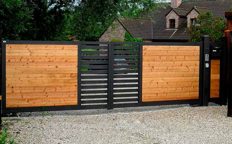 Metal vs. Wood fences: 12 differences to know before buying - HGG.com