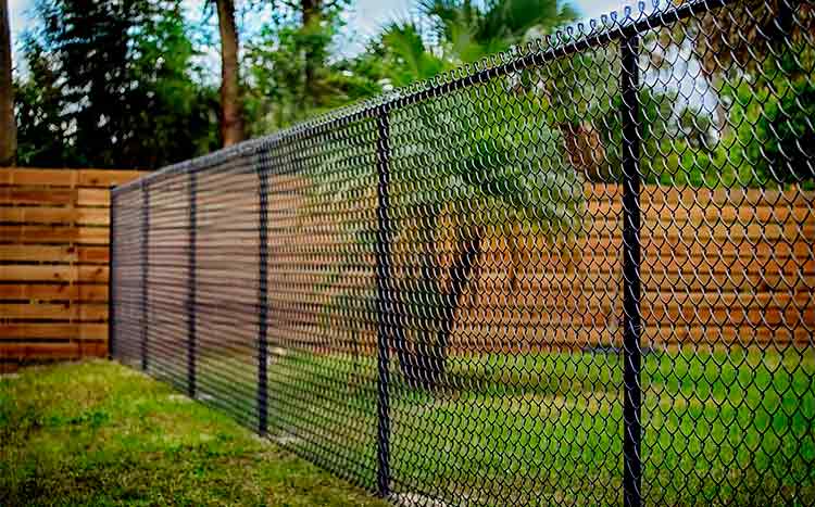 Installation_ _Of_ _Wood and Chain Link _Fence_ _ chain fence