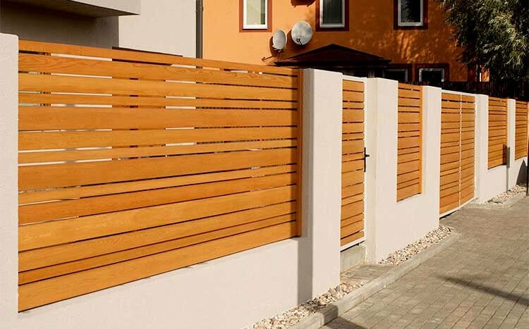 Visible differences between cedar and redwood fencing