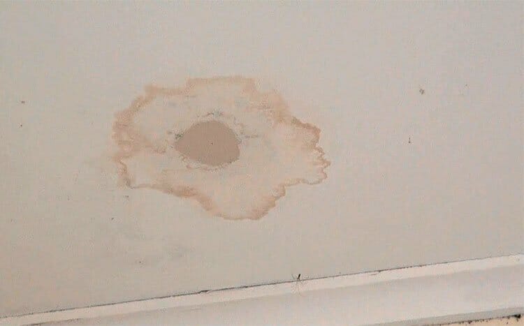 How to remove ceiling stains by painting