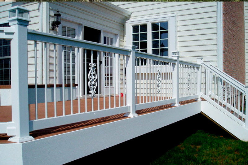 Deck Railing Cost Compared 2022: Wood, Metal & Vinyl Prices