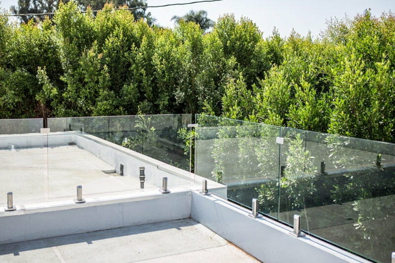 Frameless glass railing system