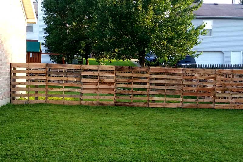 9 Wood pallet privacy fence