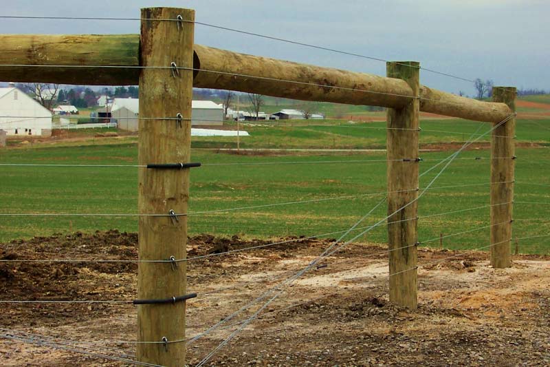 High tensile wire fence